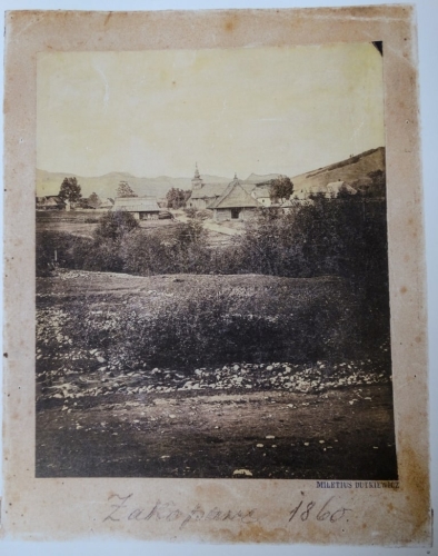 Najstaršia známa fotografia Zakopaného z ulice Kościeliska zobrazujúca kostol sv. Klemensa (1860)